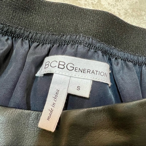 NWOT BCBGeneration Black Teal Chevron Print Pleated Mini Skirt - Picture 9 of 11